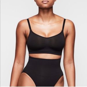 Skims Black Sculpting Bra s/m Onyx